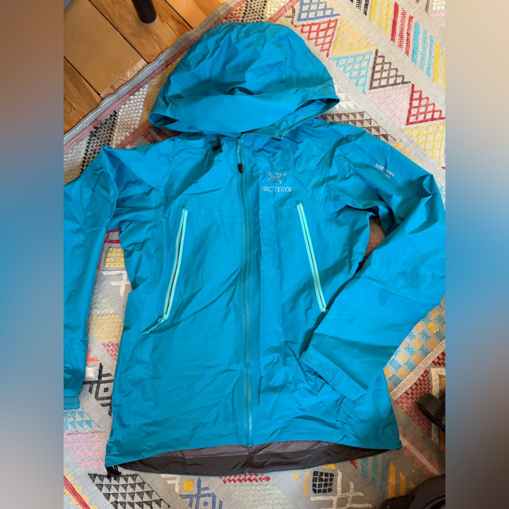 Arc'teryx Women's Teal BETA LT goretex Jacket